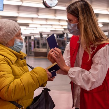 Atención de mujer ucraniana por voluntaria de Cruz Roja.