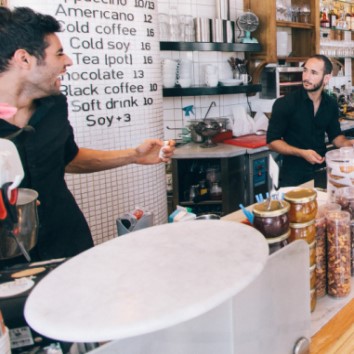 Trabajadores en un café