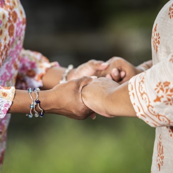 Mujeres dándose la mano