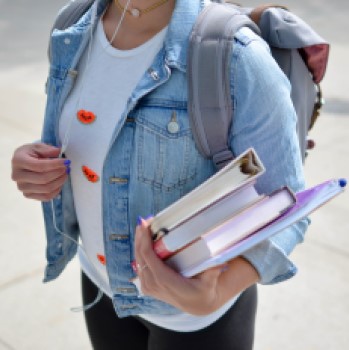 Estudiante con libros en la mano